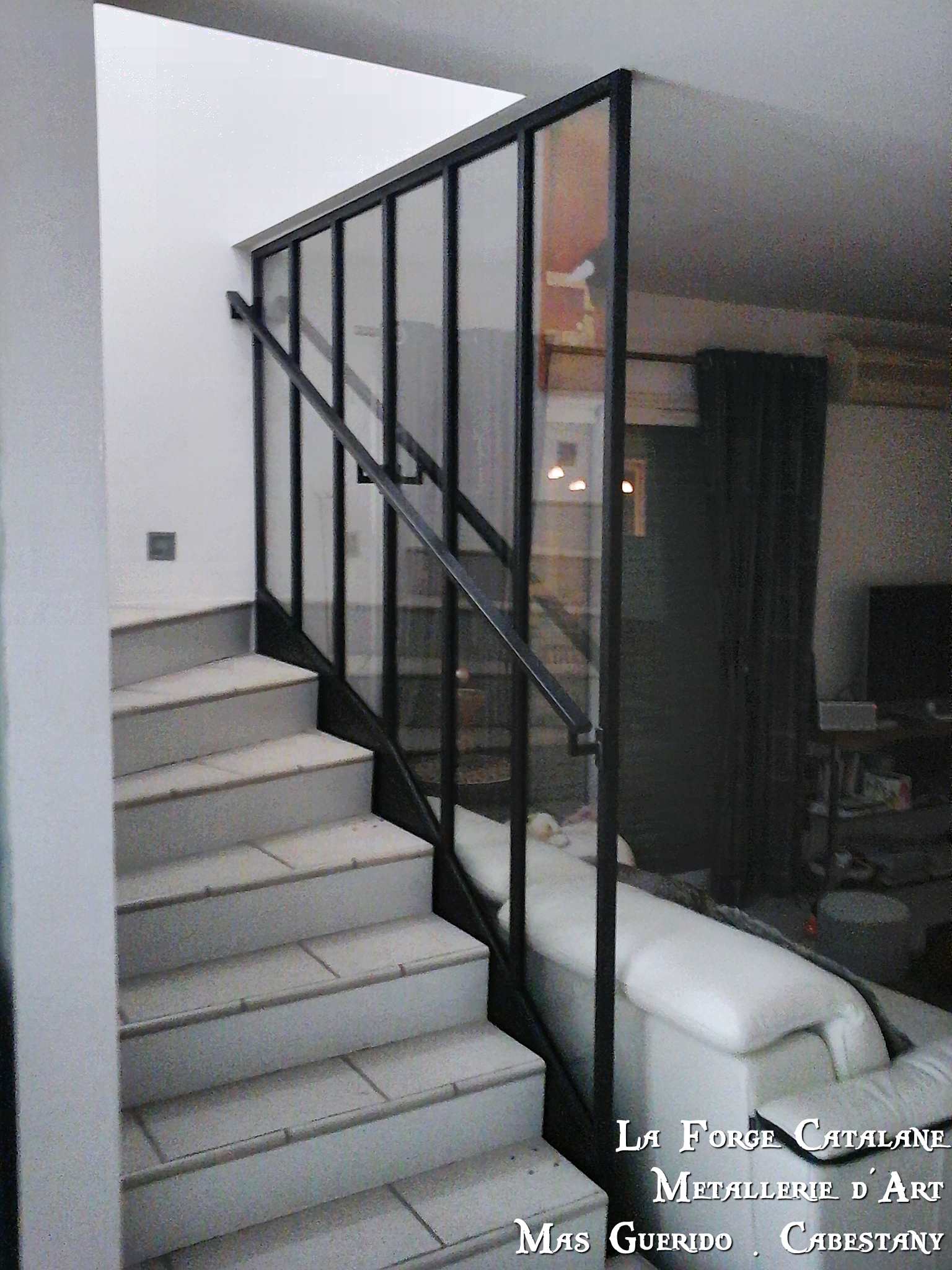 verriere sur escalier avec main courante clair fer forge catalane cabestany.jpg